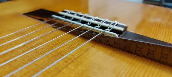 Detalle de cuerdas de guitarra clásica, con cinta métrica. Opiniones sobre guitarras Vicente Sanchis.