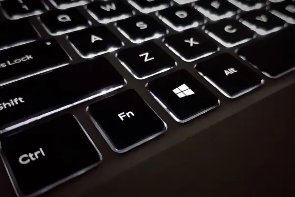 Klawiatura z podświetlanymi klawiszami. Widoczne klawisze Ctrl, Fn, Windows, Alt. To skrót na wyłączenie komputera.