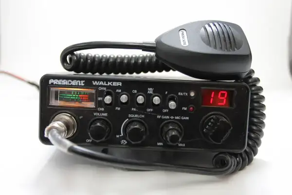 Radiotelefon President Walker z mikrofonem. Czy cb radio jest legalne? Tak, w Polsce jest legalne, o ile spełnia normy i jest używane zgodnie z przepisami.