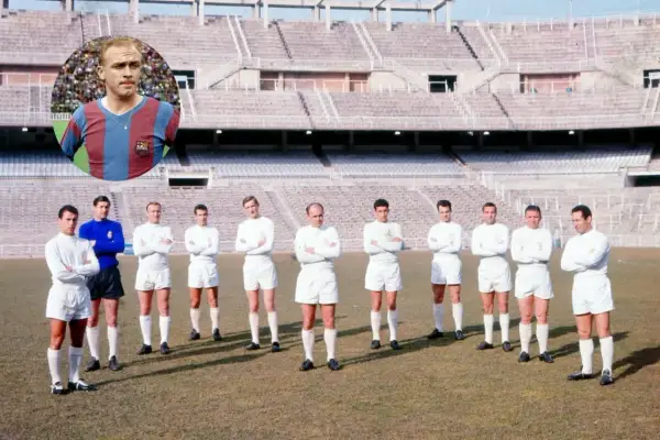 Alfredo Di Stefano w koszulce Barcelony, obok drużyny w białych strojach na tle stadionu.
