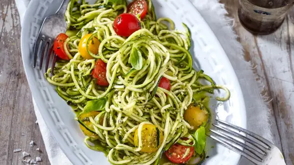 Zucchini-Nudeln mit Pesto und Kirschtomaten, ein leichtes und gesundes Gericht, das Lust auf mehr macht.