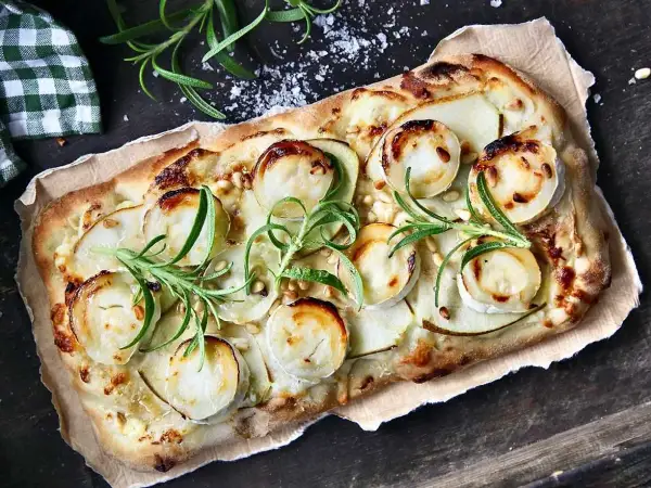 En läcker pinsa med chevre, tunna potatisskivor och rosmarin. Perfekt för en mysig kväll.