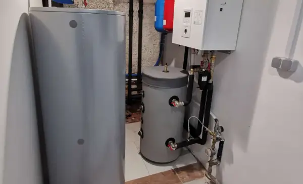 Nowe zasobniki i pompa ciepła czekają na czyszczenie instalacji co.