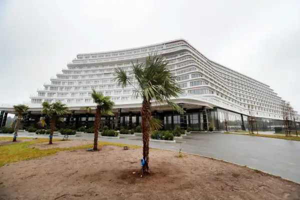 Nowoczesny hotel Gołębiewski w Pobierowie, z tarasami i palmami, czeka na otwarcie.