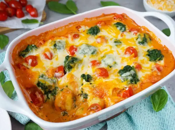 Ein Auflauf mit Gnocchi, Brokkoli und Tomaten in cremiger Sauce, überbacken mit Käse. Perfekt für ein schnelles Mittagessen für Kinder.