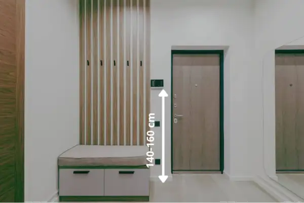 Na jakiej wysokości wideodomofon? Montaż na wysokości 140-160 cm, obok drzwi wejściowych i drewnianej boazerii.