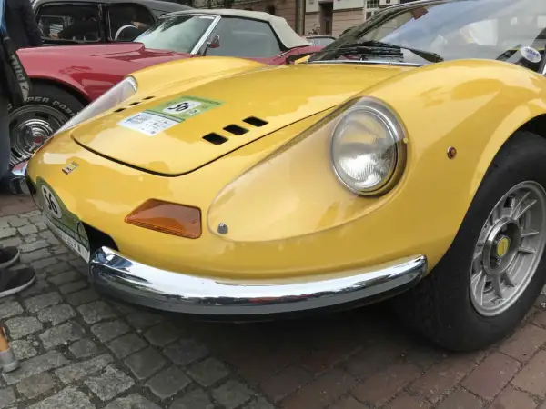 Żółte Ferrari Dino z numerem 56 na naklejce, błyszczące chromem, gotowe do rajdu.