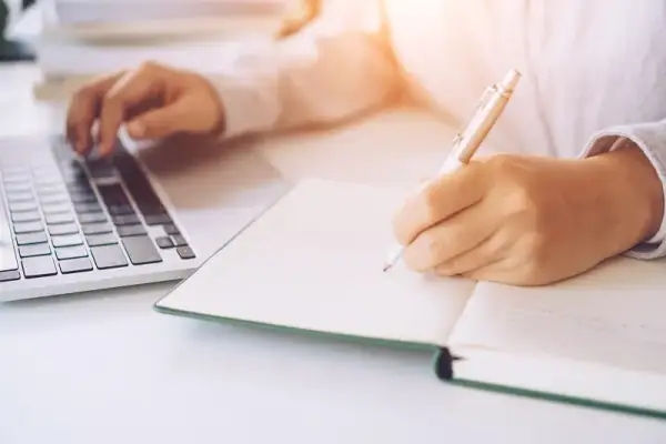 Praca dla informatyka po studiach: Jak uniknąć trudności na rynku pracy