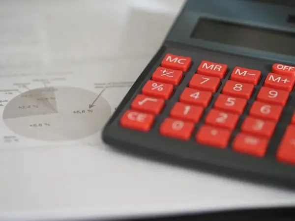 Calcolatrice e grafico a torta con percentuali, utili per analizzare il numero di turnover.