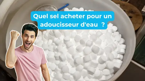Un homme joyeux montre un seau rempli de pastilles de sel régénérant, expliquant à quoi sert le sel régénérant pour adoucir l'eau.