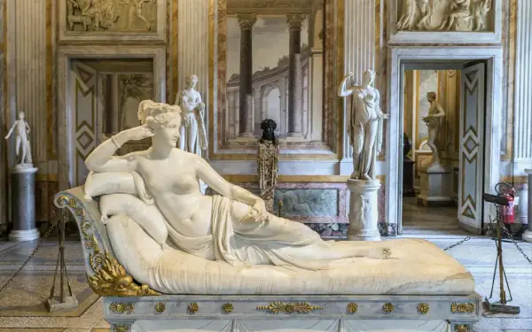 W Galleria Borghese, marmurowa Wenus odpoczywa na sofie, otoczona innymi rzeźbami i malowidłami.