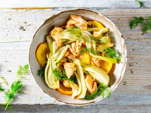 Schmackhafter Fenchel mit Fisch und Orangenscheiben, garniert mit Dill. Ein leichtes Gericht, das Frische und Aroma vereint.