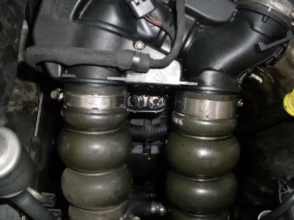 Détail du moteur avec durites gonflées, possible symptôme doseur d'air HS.