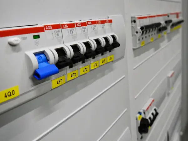 Czy rozdzielnia elektryczna może być w kotłowni? Sprawdź zasady bezpieczeństwa