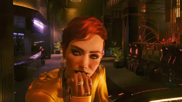 Kobieta w żółtej kurtce w neonowym klubie. Czy tyle zarobił Cyberpunk 2077?