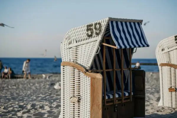 Plaża z koszami plażowymi, idealne miejsce, gdy szukam noclegu nad morzem.