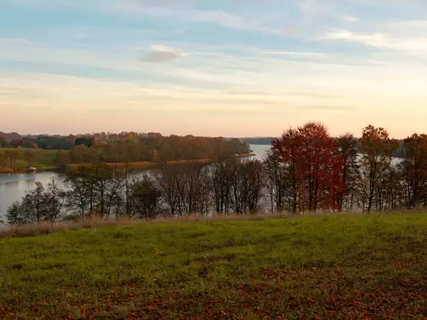 Jesienny krajobraz Drawskiego Parku Krajobrazowego z jeziorem i kolorowymi drzewami.