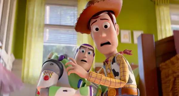 Woody i Buzz z "Toy Story" w kinowej przygodzie. Ich miny sugerują, że coś poszło nie tak w tej bajce z kina.