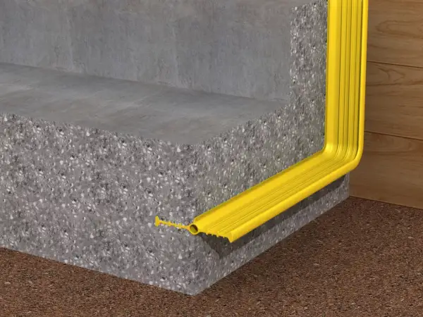 Perfil amarillo protege juntas de escaleras de concreto. Solución impermeable para exteriores.