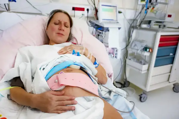 Celeston nie przyspiesza porodu, ale wspiera rozwój płuc płodu
