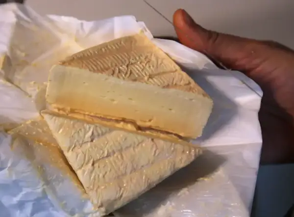 Deux morceaux de le vieux Lille fromage, emballés dans du papier blanc, prêts à être dégustés.