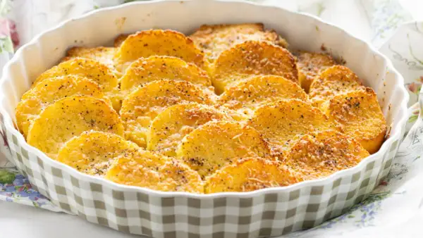 Gnocchi alla romana dorati e gratinati in teglia, un classico saporito.