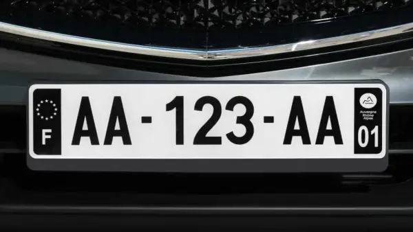 Plaque immatriculation noire avec le code "AA-123-AA" et le logo de l'Auvergne-Rhône-Alpes.