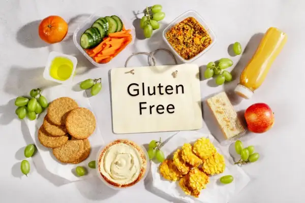 Bez glutenu i laktozy: zdrowe przekąski, owoce, warzywa, hummus i sok. Idealne na lunchbox.