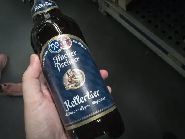 Hacker-Pschorr Kellerbier: ein authentisches, ungefiltertes Lagerbier aus Bayern.
