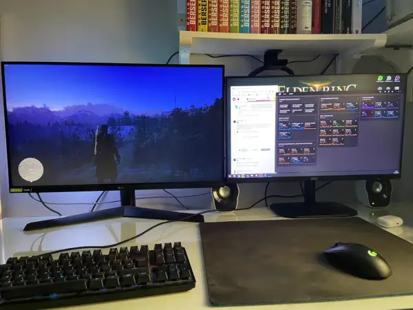 Gracz wpatruje się w nocny krajobraz z gry Red Dead Redemption 2 PC. Obok monitor z danymi systemu i grami.