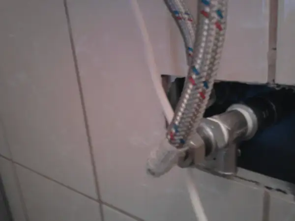 Metalowy zawór bezpieczeństwa bojler na zimnej czy ciepłej wodzie, podłączony do instalacji wodnej.