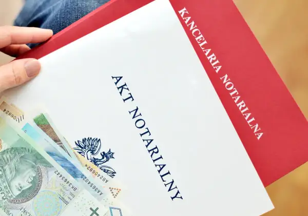 Akt notarialny i polskie banknoty. Dokument z kancelarii notarialnej, gotowy do złożenia jako depozyt notarialny.