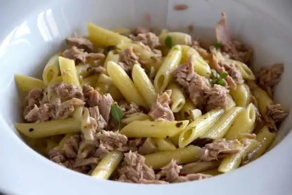 Penne con tonno in bianco cremosa, un piatto semplice e gustoso, con pezzetti di tonno e erbe aromatiche.