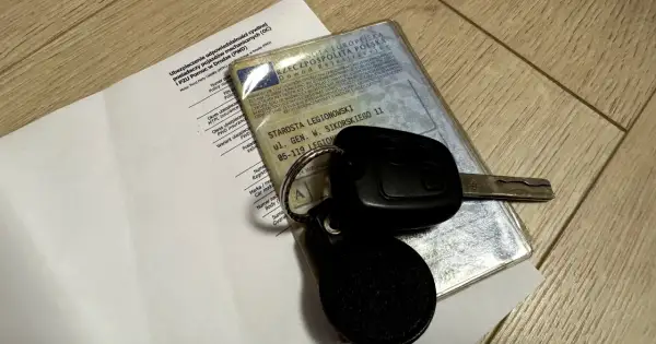 Kluczyki do auta, dowód rejestracyjny i dokument ubezpieczenia OC. Wszystko gotowe do drogi, oby bez ufg kary.