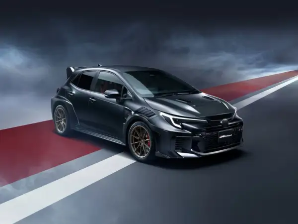 Mörkgrå Toyota Corolla GR med aggressiv design och stora fälgar, redo för banan.