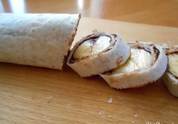 Rolowana tortilla z bananem i czekoladą. Proste przepisy na nadzienie, idealne na szybką przekąskę.