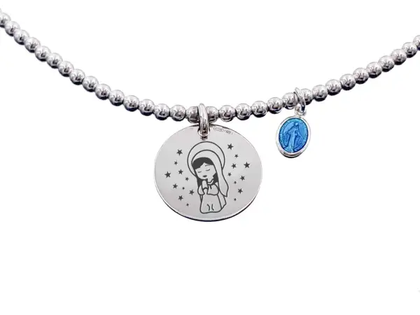 Gargantilla de plata con cuentas y un medallón grabado de la Virgen María rodeada de estrellas, junto a una pequeña medalla azul.
