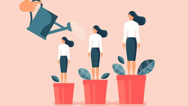 Een gieter geeft water aan drie vrouwen in potten, die groeien van klein naar groot. Dit is het tegenovergestelde van spontaan; het is geplande groei.
