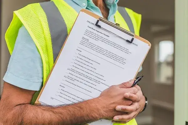Kto może wykonać przegląd roczny budynku? Sprawdź wymagane kwalifikacje