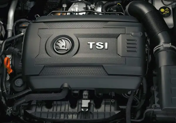 Silnik 1.0 TSI z logo Škoda.