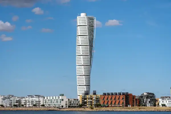 Turning torso utsikt över Malmös moderna arkitektur vid vattnet en solig dag.