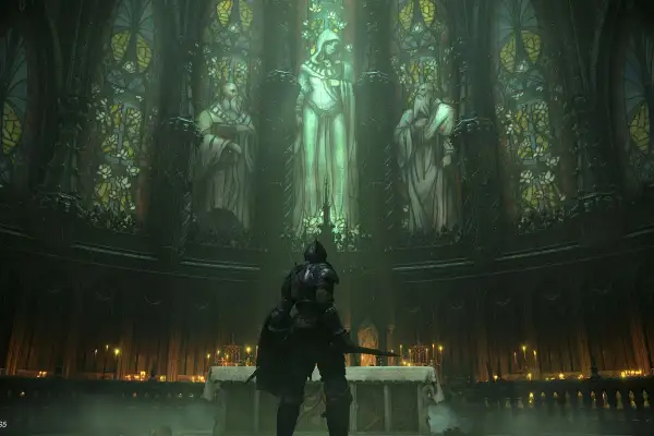 Rycerz w zbroi przed ołtarzem w katedrze. Witraże przedstawiają postacie. To scena z gry Demon's Souls, idealna do poradnika.