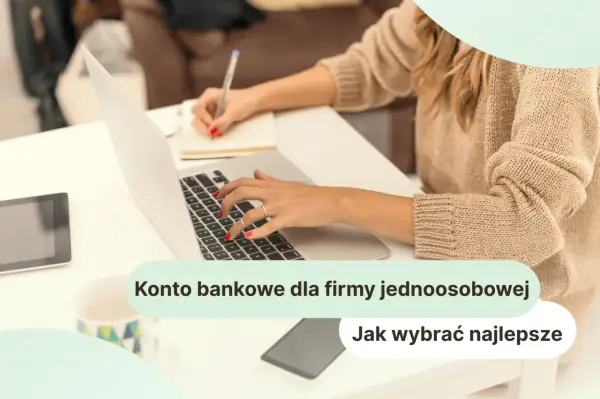 Kobieta pisze na laptopie, szukając informacji, gdzie założyć konto firmowe dla swojej jednoosobowej działalności.