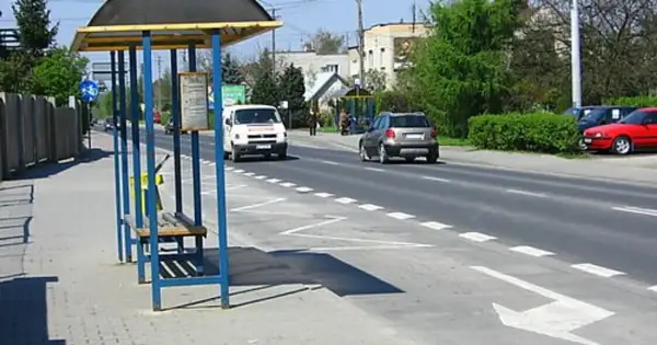 Na pasie do skrętu w prawo, obok przystanku, samochód powinien włączyć kierunkowskaz.