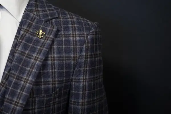 Stylizacje z granatową marynarką: 10 inspiracji na każdą okazję