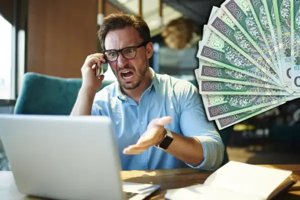 Zirytowany mężczyzna pyta przez telefon, dlaczego polskie banki odmawiają przyjmowania przelewów z wielkimi wygranymi, podczas gdy obok widać stos banknotów.