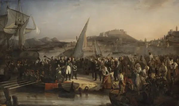 Napoleon anländer till Elba. En stor folksamling möter honom vid hamnen, med fartyg och en stad i bakgrunden.