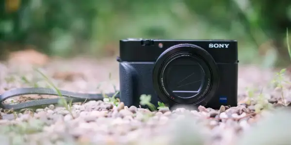 Sony RX100 III im Gras. Entdecke Sony RX100 III Tipps und Tricks für tolle Aufnahmen.