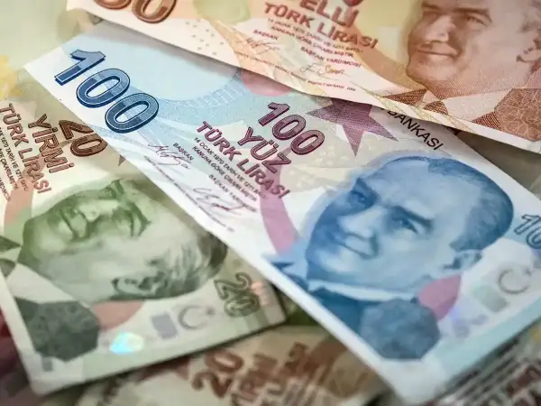 Turecka lira, czyli jaka waluta do Turcji? Na zdjęciu banknoty 100 i 20 lir tureckich z wizerunkami Atatürka.
