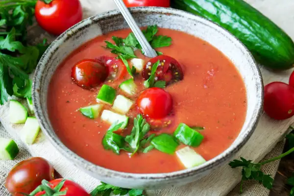 Erfrischender Gazpacho, garniert mit Tomaten und Gurken. Ein perfektes Gazpacho Rezept für heiße Tage.